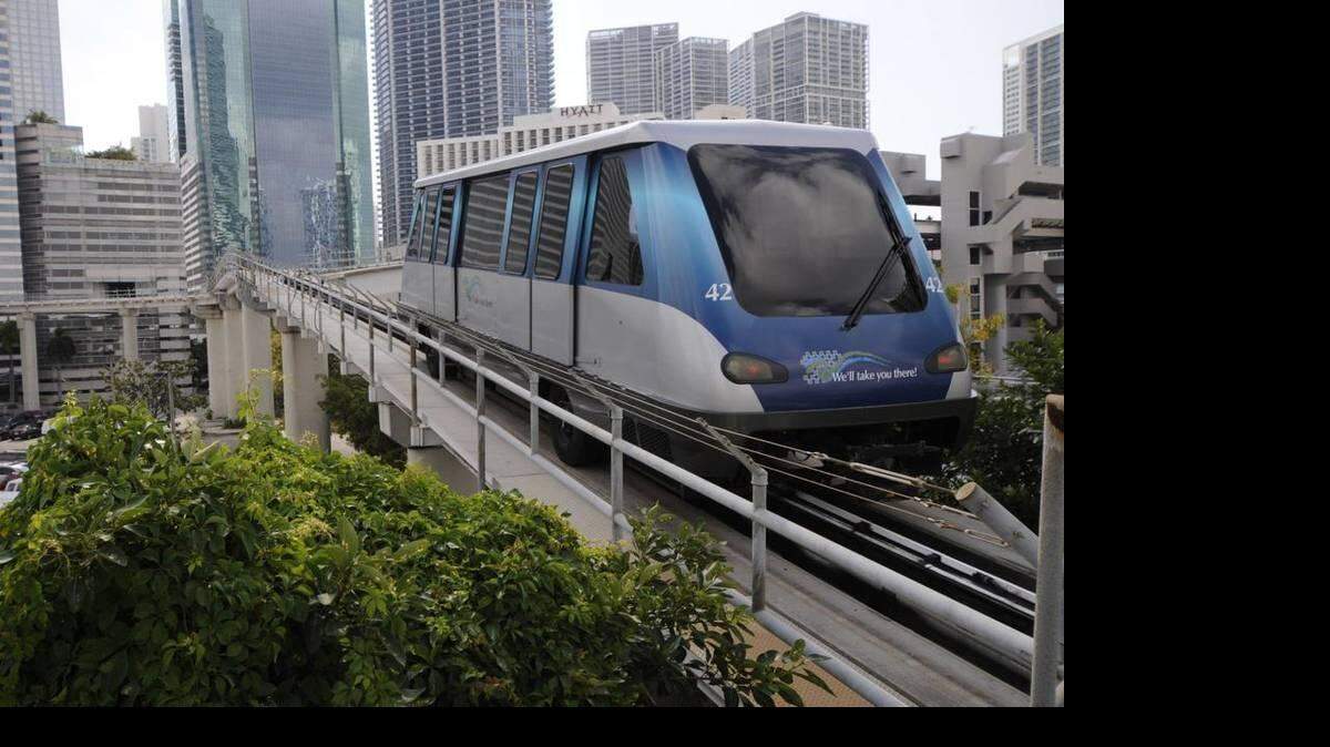 El Metromover recorre el downtown de Miami, con paradas al norte, en el área del Centro de Artes Escénicas Adrienn Arsht y al sur, en el distrito financiero de Brickell.