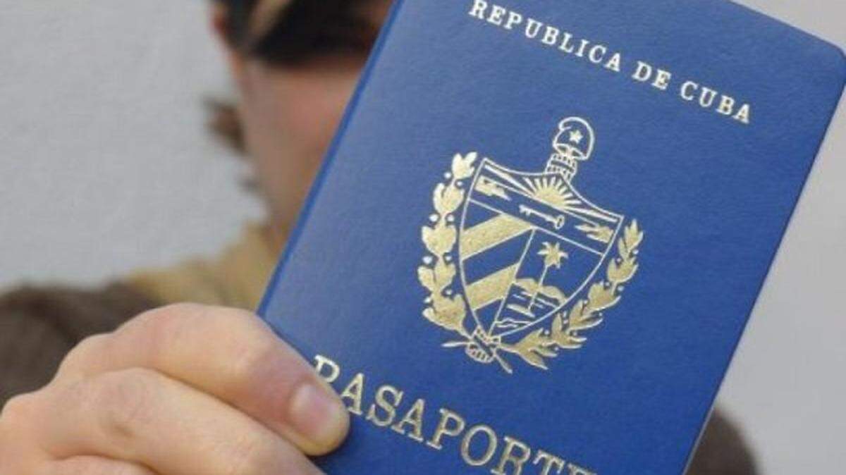 En 2020, ante las limitaciones por la pandemia del coronavirus, La Habana permitió viajar a la isla a residentes legales con el pasaporte cubano vencido.