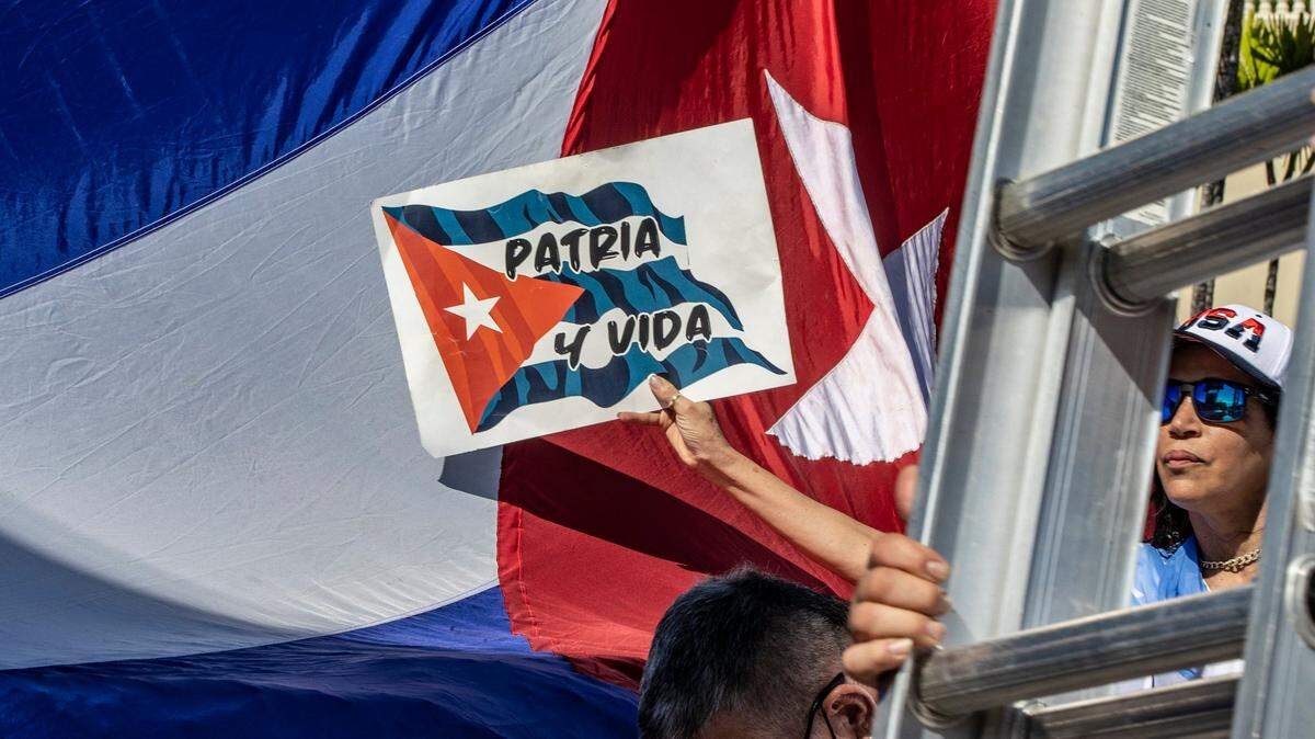 Maribel González se unió a un grupo de exiliados cubanos que protestaron en el restaurante Versailles en la Pequeña Habana para conmemorar el primer aniversario de las protestas masivas del 11 de julio en Cuba, el lunes 11 de julio de 2022.
