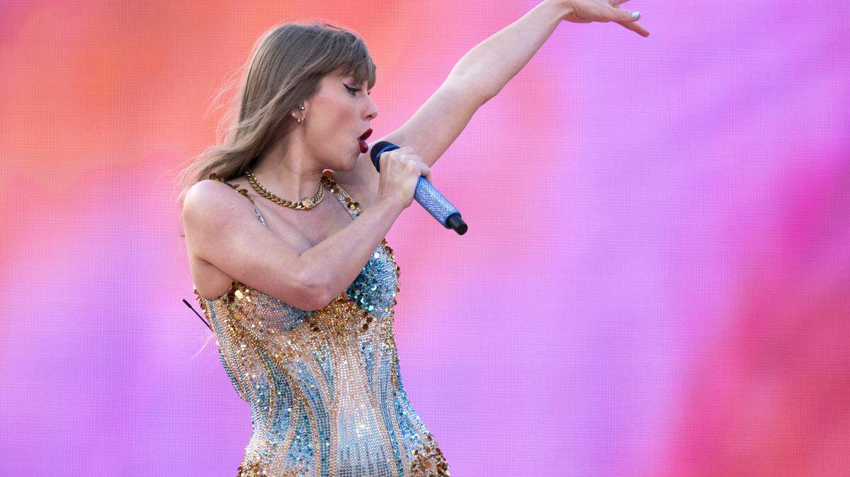 Foto de archivo del 07/06/24 de Taylor Swift actuando en el escenario durante su gira Eras en el estadio Murrayfield de Edimburgo.
