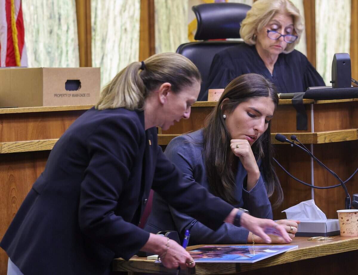 La testigo de la fiscalía Camila Álvarez, una de las sobrevivientes del accidente de barco de Pino, ayuda a identificar a las jóvenes que iban a bordo mientras presta testimonio sobre el día del choque, el martes 9 de junio de 2026.