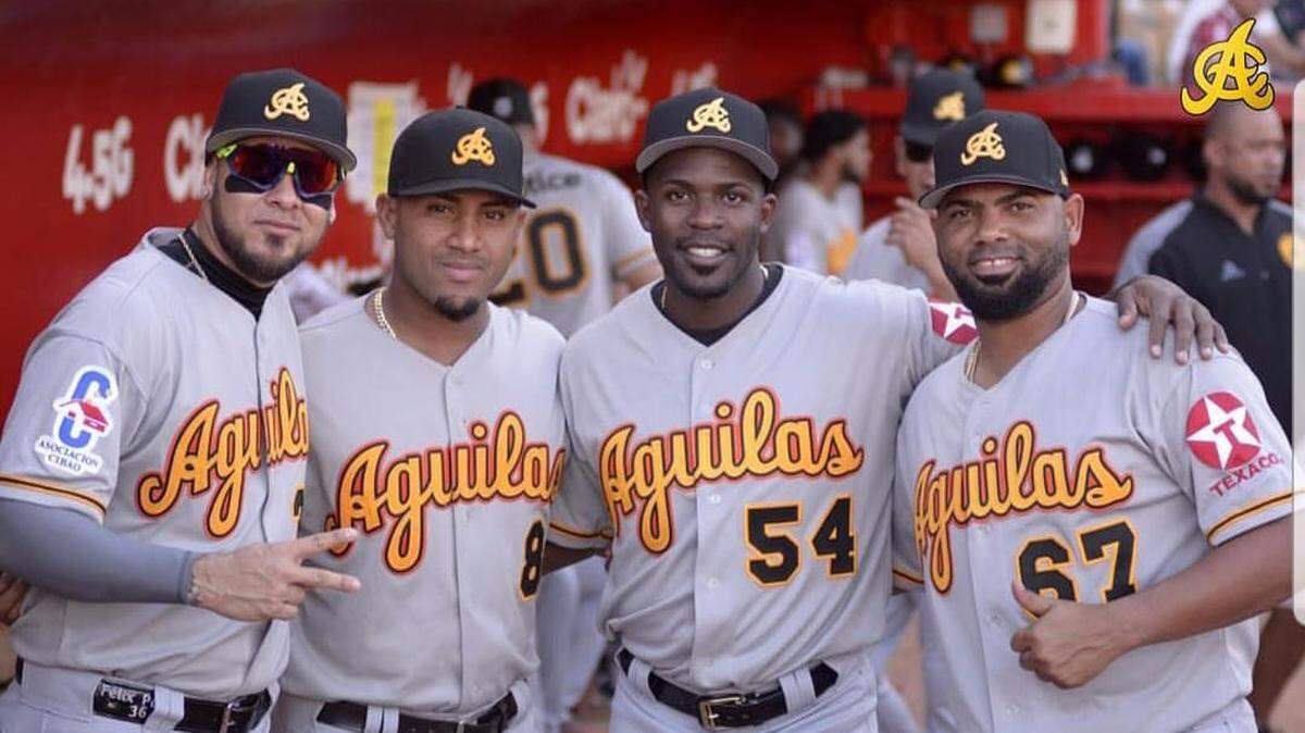 LOS CUBANOS Félix Pérez, Andy Ibáñez, Guillermo Heredia y Francisley Bueno (de izq. a der.) con el uniforme de las Aguilas Cibaeñas en la pelota dominicana.