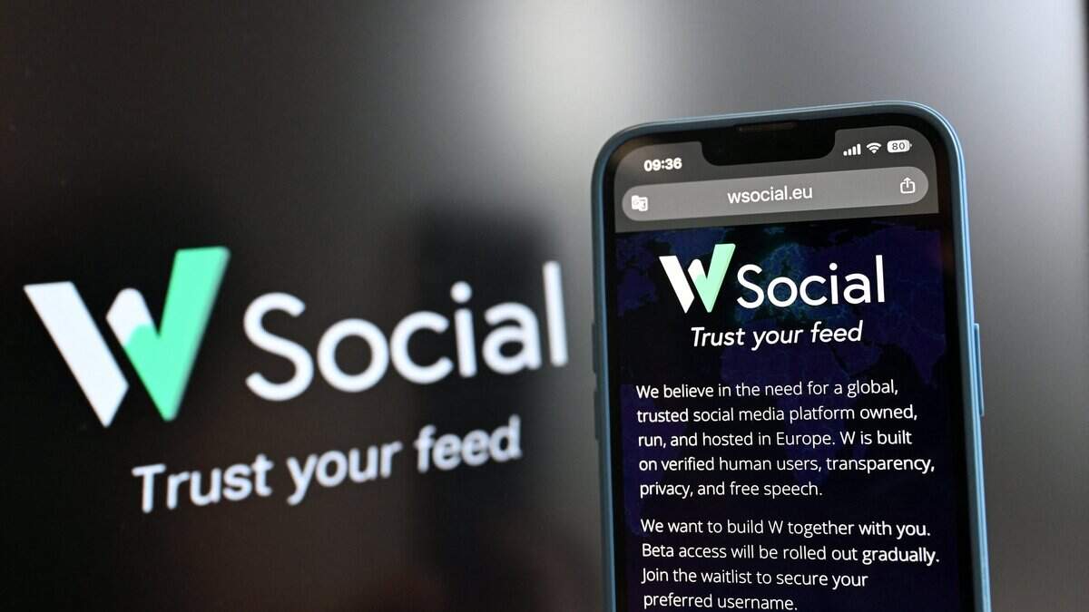 Esta fotografía de ilustración muestra la página de inicio de W, una nueva plataforma europea de redes sociales basada en la interacción humana verificada, la privacidad y una infraestructura abierta, mostrada en la pantalla de un teléfono inteligente, en Bruselas, el 15 de junio de 2026.