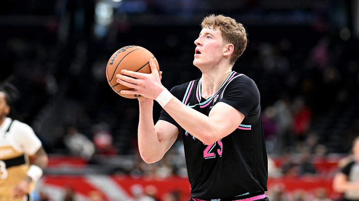 El novato del Heat de Miami Kasparas Jakucionis tira al aro en el partido contra los Wizards, celebrado el 8 de febrero de 2026 en Washington.
