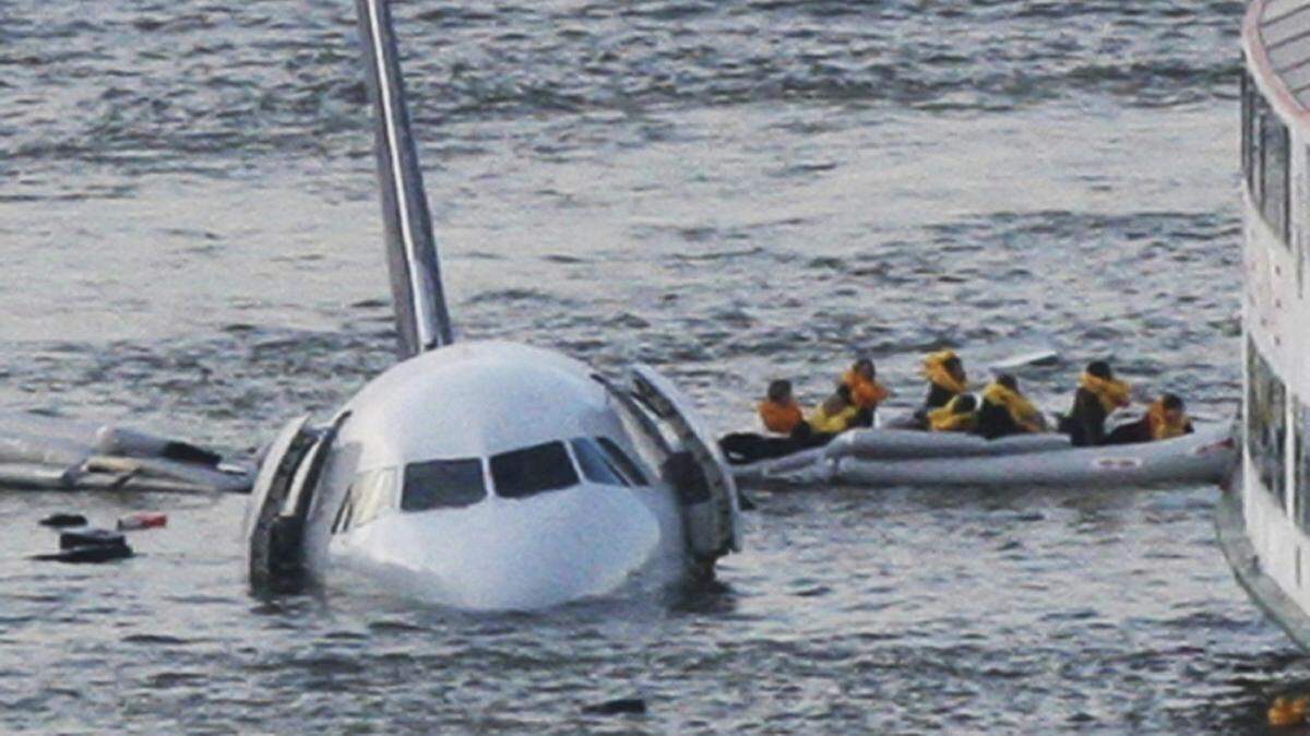 El vuelo 1549 partió de LaGuardia con el copiloto de Sullenberger, Jeffrey Skiles, en los controles, tres asistentes de vuelo y 150 pasajeros a bordo. Menos de un minuto después, el avión chocó con las aves a 915 metros (3,000 pies) de altura.
