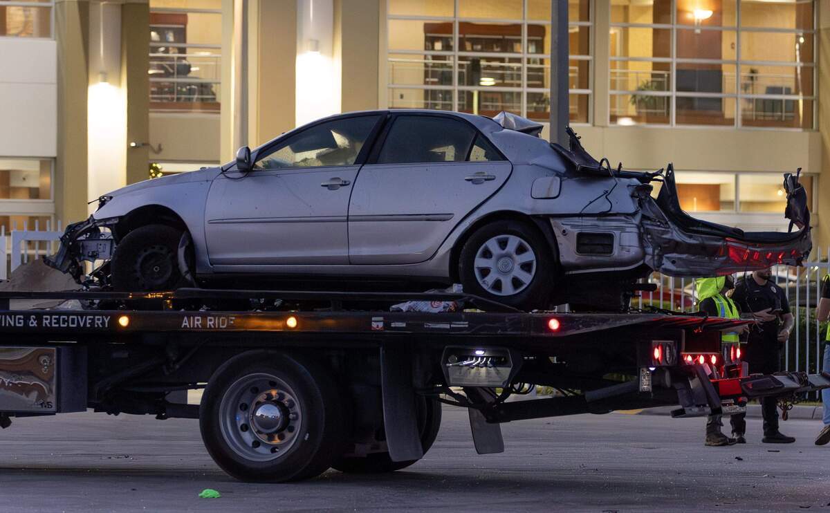 Un vehículo involucrado en una colisión con un tren de Brightline se observa mientras las autoridades despejan el área antes de que lo retiren del lugar del accidente cerca de la cuadra 14100 de Biscayne Boulevard en Miami el miércoles 19 de noviembre de 2025.