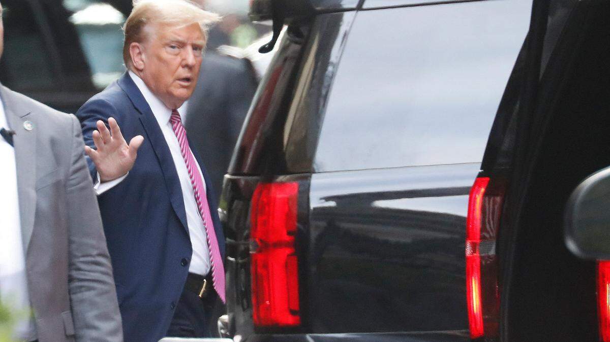 El expresidente Donald Trump sale de su residencia de Manhattan al final de la primera semana de selección del jurado el 19 de abril en la ciudad de Nueva York. 
