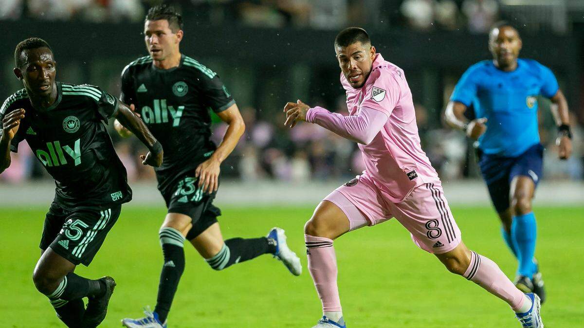 El mediocampista de Inter Miami Alejandro Pozuelo (8) persigue el balón contra el defensor de Charlotte FC Harrison Afful (25) durante la primera mitad de su partido de fútbol de la MLS en el estadio DRV PNK, el 16 de julio de 2022 en Fort Lauderdale, Florida.