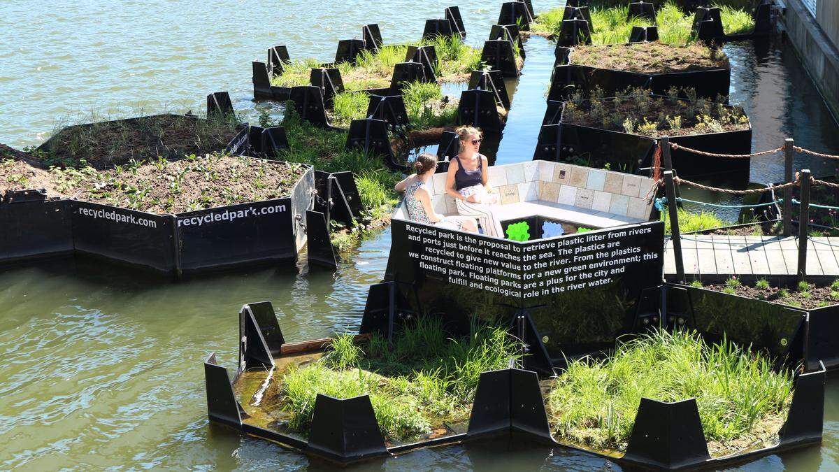 Dos mujeres disfrutan del paisaje en uno de los hexágonos reciclados junto a otros recuperados que tienen vegetación.