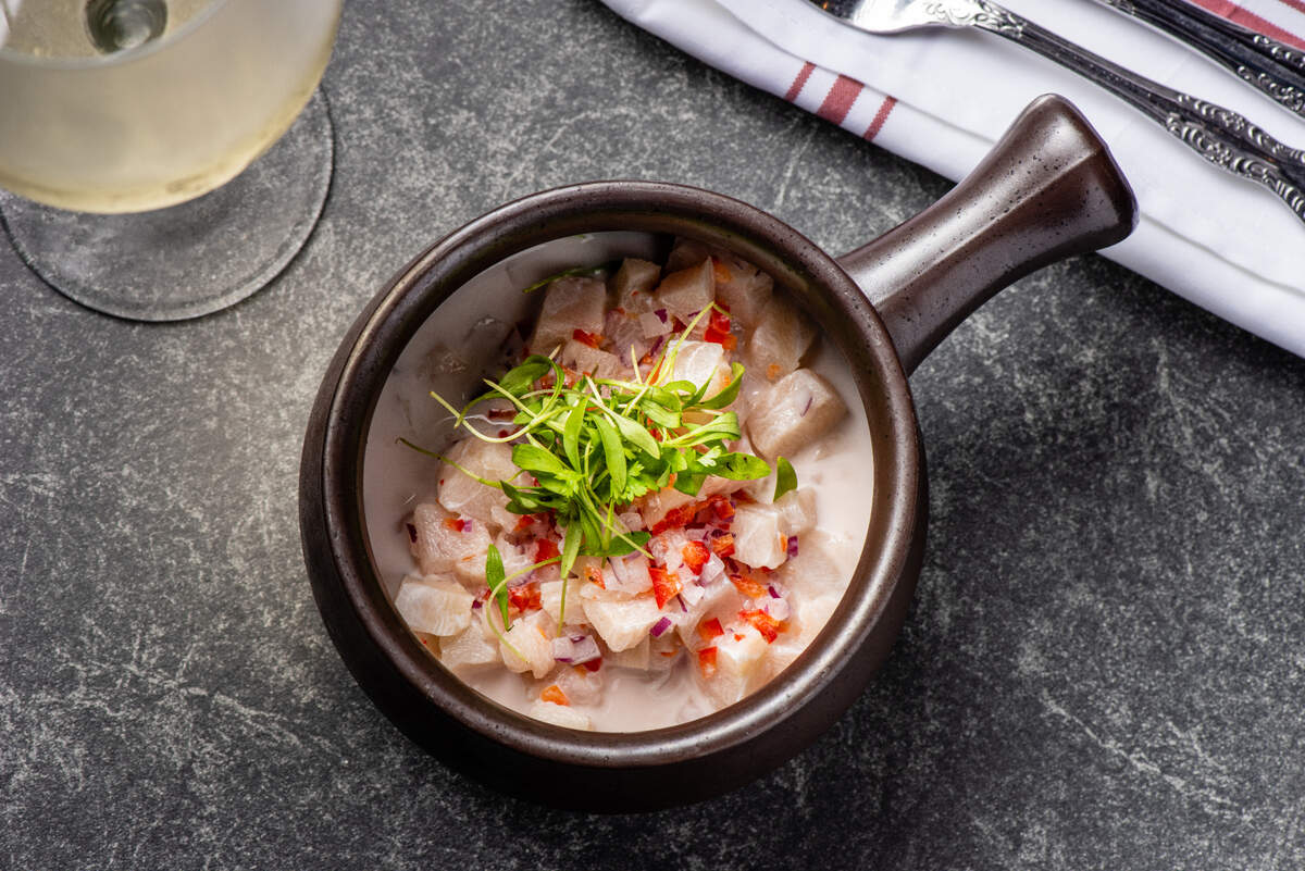 Destacan también platos como el Ceviche Cubano, con corvina, pimiento rojo, cebolla y leche de coco de tigre.