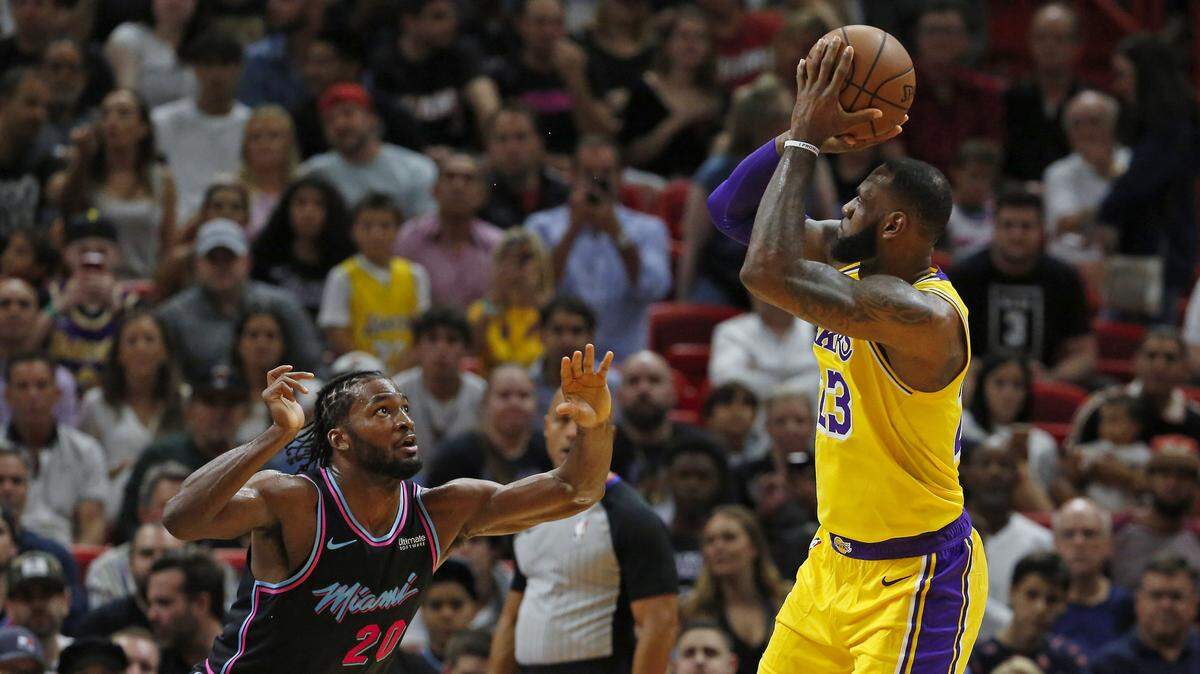 El astro de los Lakers LeBron James (der.) tira al aro ante la marca de Justise Winslow, del Heat, en el primer cuarto del partido celebrado el domingo 18 de noviembre de 2018 en Miami.
