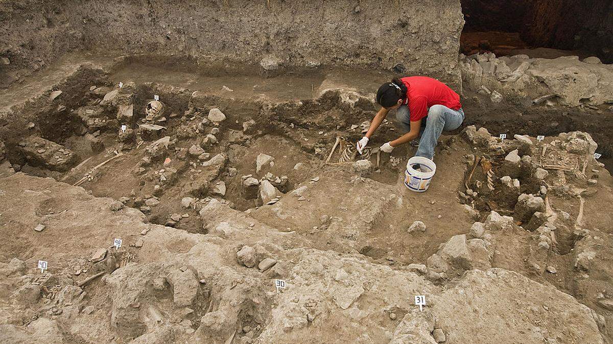 Foto de archivo de un arqueólogo que trabaja en el sitio donde se halló un cementerio del siglo XVI en la Plaza de Tlatelolco, en la Ciudad de México, el 11 de febrero de 2009. Se determinó que el sitio tenía 50 esqueletos y cinco cráneos de indígenas que posiblemente murieron a manos de Hernán Cortés durante la conquista de 1521, o fueron víctimas de la peste bubónica entre 1545 y 1576.