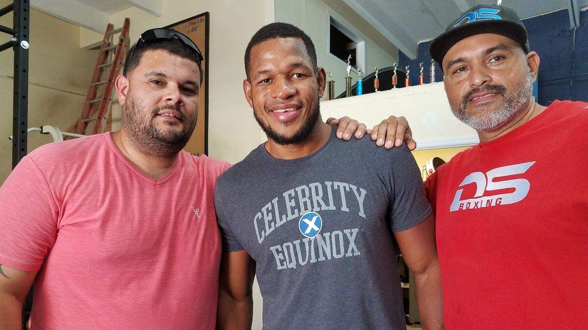 SULLIVAN BARRERA (c) junto a su manager Luis Molina (i) y su entrenador Derik Santos.