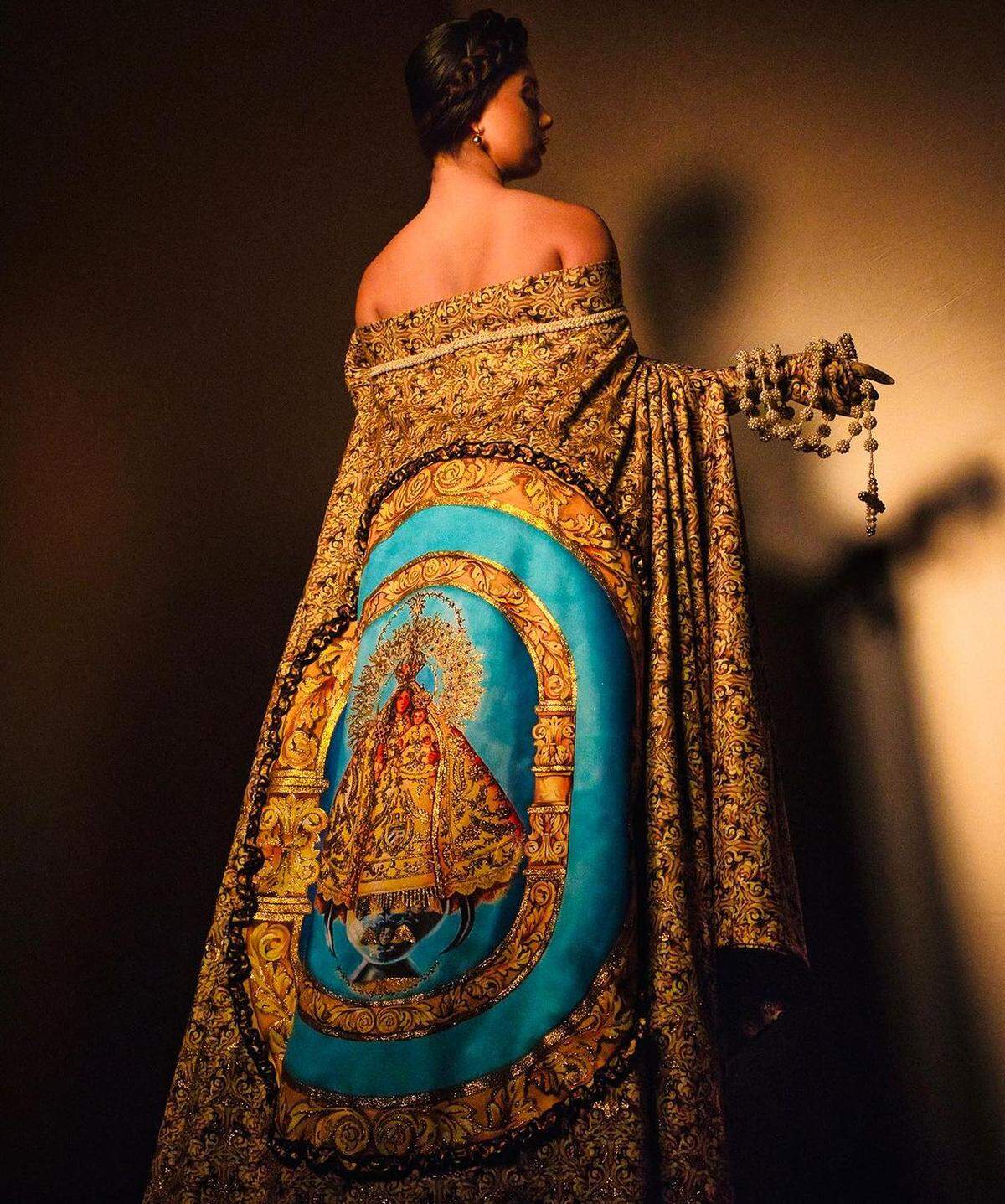 Lizlauren Mosquera, ganadora del título de Spectacular Teen International 2023, modela el vestido de Yas González con la imagen de la Virgen de la Caridad, que tiene incrustaciones de cristales de Swarovski.