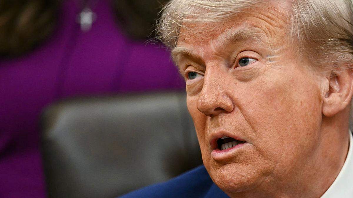El presidente Donald Trump tiene pautado un importante viaje a China esta semana, acosado por el conflicto con Irán, un país con el que no puede llegar a un acuerdo, y preocupado por el gran rechazo de los estadounidenses a esta guerra. En la foto, Trump participa en un evento en el Despacho Oval de la Casa Blanca, Washington, DC, el lunes 11 de mayo de 2026.