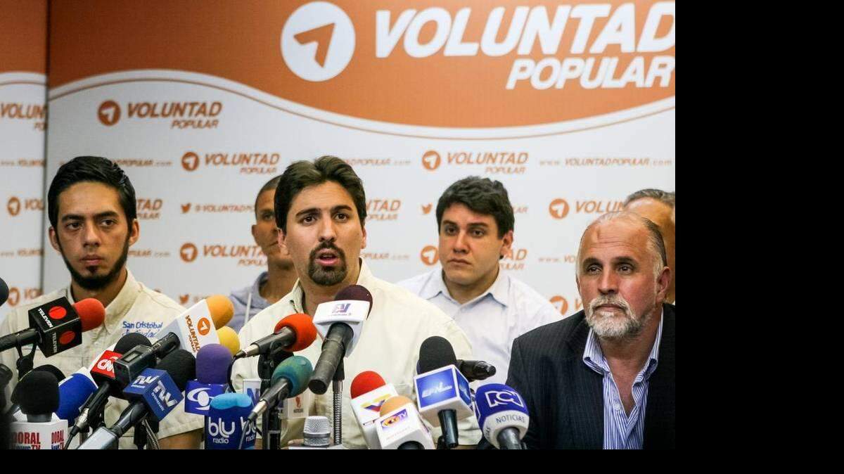 Foto de archivo - El miembro del partido político Voluntad Popular, Freddy Guevara (c), ofrece una rueda de prensa el lunes, 25 de mayo de 2015, en Caracas Venezuela.