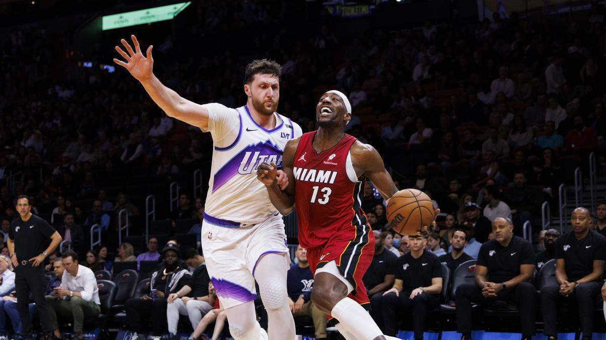 El centro del Heat, Bam Adebayo (13), conduce el balón ante la marca de Jusuf Nurkic, del Jazz de Utah, en el partido celebrado el 9 de febrero de 2026 en el Kaseya Center en Miami, Florida.