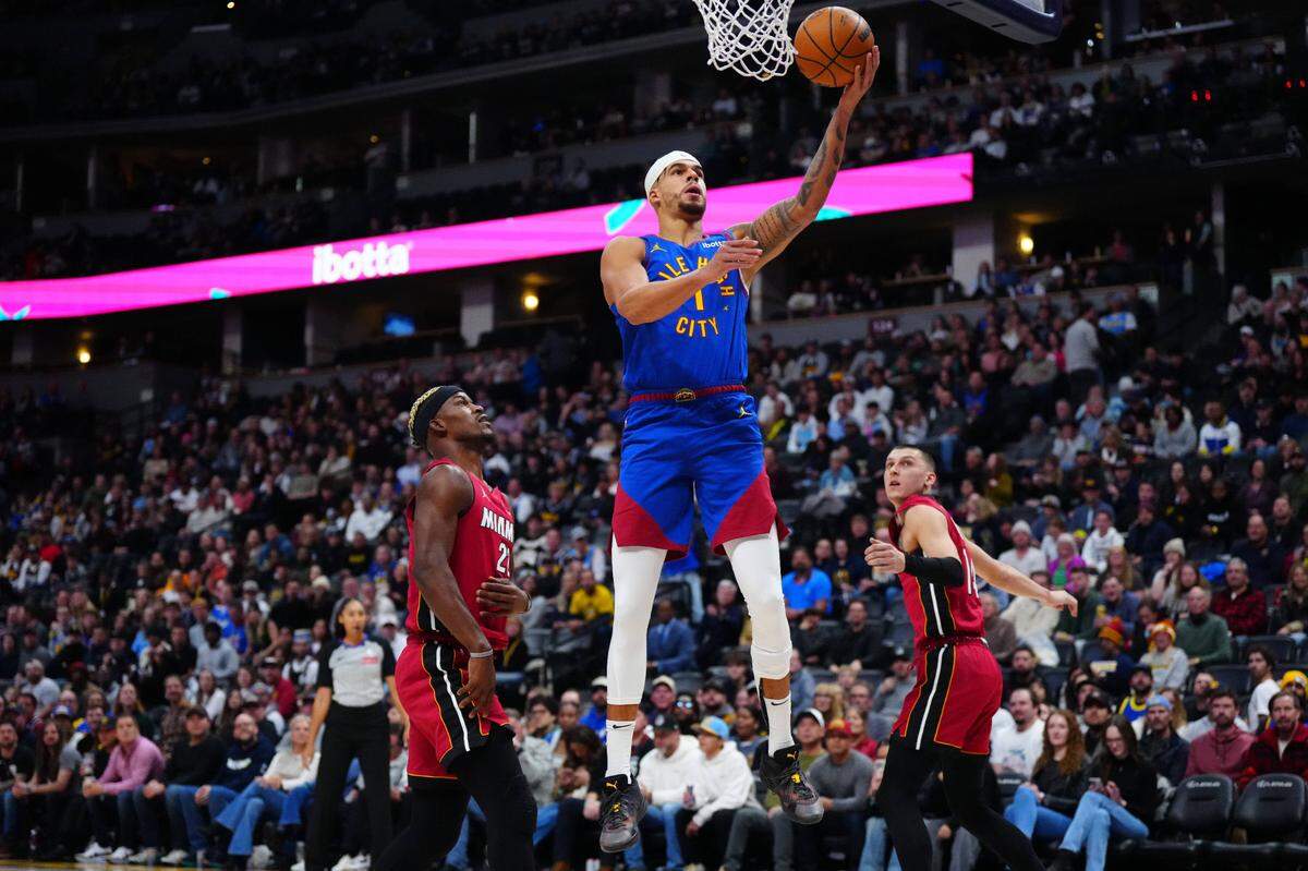 El jugador de los Nuggets Michael Porter Jr. entra al aro ante la marca de Jimmy Butler, del Heat de Miami, en el partido celebrado el 9 de oviembre de 2024 en Denver.