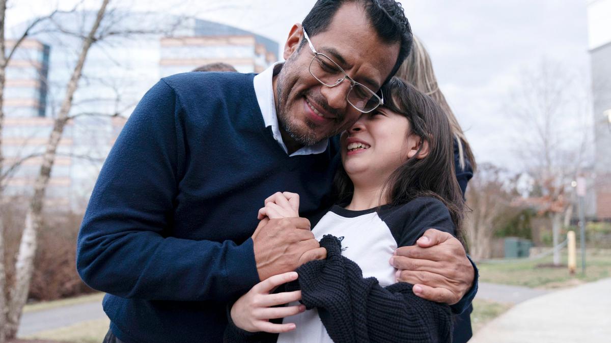 El ex candidato presidencial de Nicaragua, Félix Maradiaga, abraza a su hija Alejandra, luego de llegar desde Nicaragua al Aeropuerto Internacional Washington Dulles, en Chantilly, Virginia, el jueves 9 de febrero de 2023.