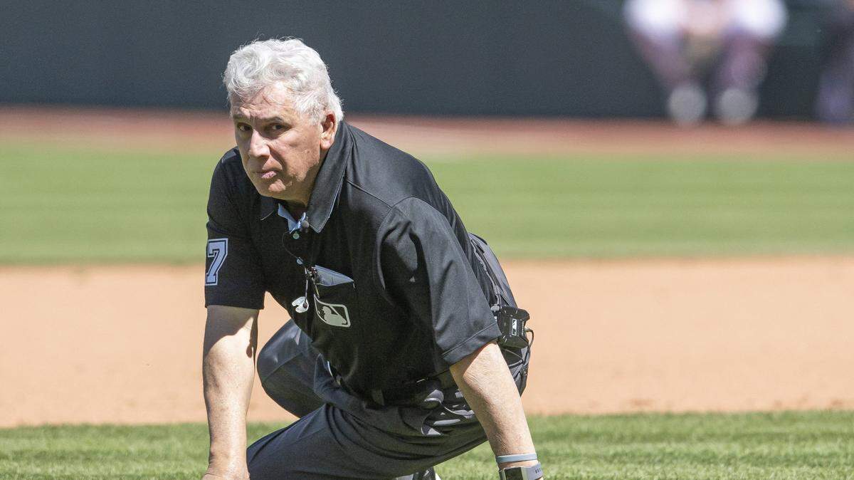 El árbitro Larry Vanover permanecería hospitalizado durante la noche del miércoles, tras ser impactado en la cabeza por una pelota lanzada del cuadro al plato durante el juego entre los Yankees de Nueva York y los Guardianes de Cleveland.