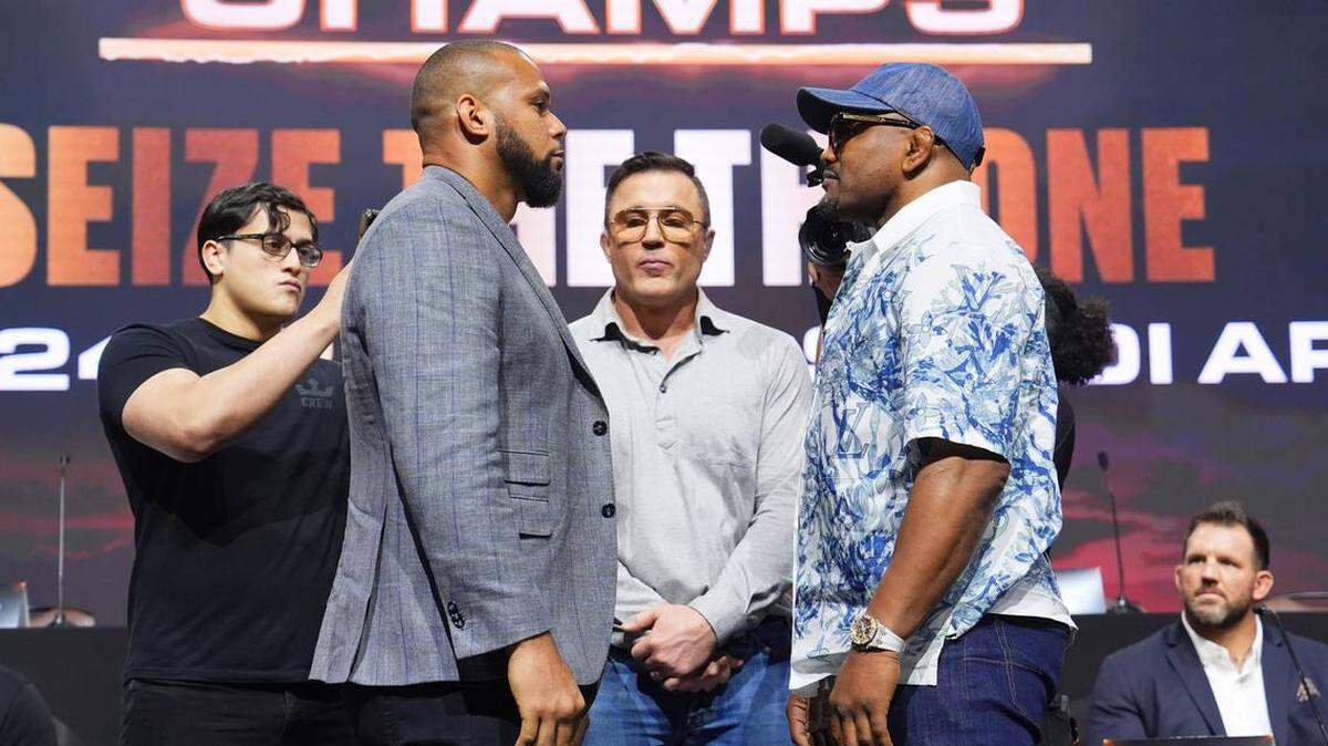 Yoel Romero (der.) y Thiago Santos intercambiaron elogios en la conferencia de prensa celebrada el 24 de enero de 2024 en Hollywood, Florida.