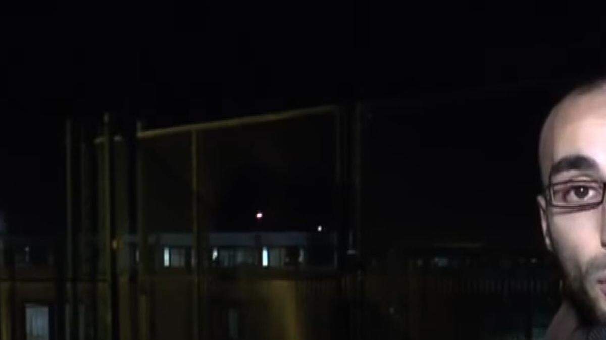 Imagen tomada de un video del 26 de marzo de 2016 muestra a Faycal Cheffou, uno de los principales sospechosos de los ataques de Bruselas, hablando en un video publicado en YouTube en 2014 en el que él mismo se llama "periodista independiente" y exige a las autoridades que respeten los derechos los solicitantes de asilo.