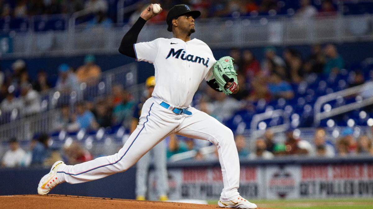 El abridor de los Miami Marlins, Edward Cabrera (27), realiza el primer lanzamiento durante un partido de béisbol contra los Cerveceros de Milwaukee el domingo 24 de septiembre de 2023 en LoanDepot Park en Miami.