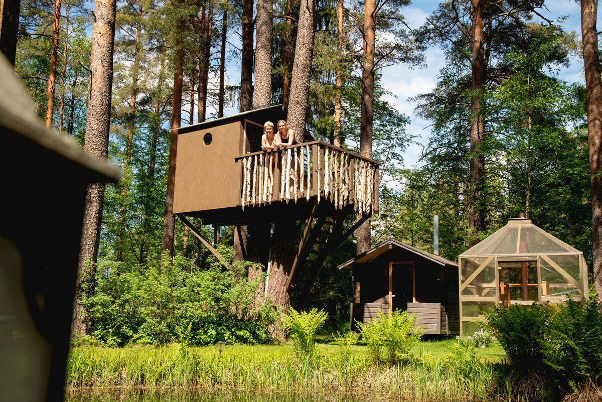 La ‘sauna en la casa en el árbol’, parte del complejo de estilo vikingo de la mansión histórica de Urpola, permite viajar atrás en el tiempo disfrutando de las comodidades más modernas, según VF.