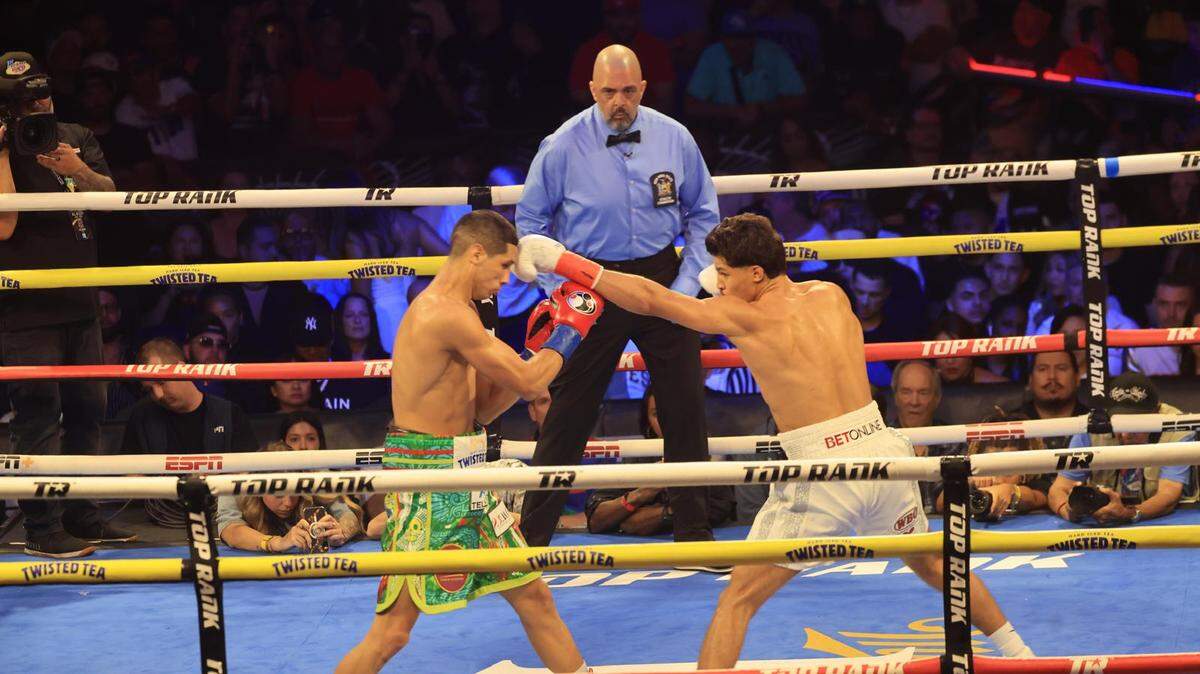 Con solo 22 años, el boricua Xander Zayas (izq.) brilló en el Madison Square Garden, se llevó el cinturón de la OMB en las 154 libras y pidió pista para un duelo con Sebastián Fundora en diciembre