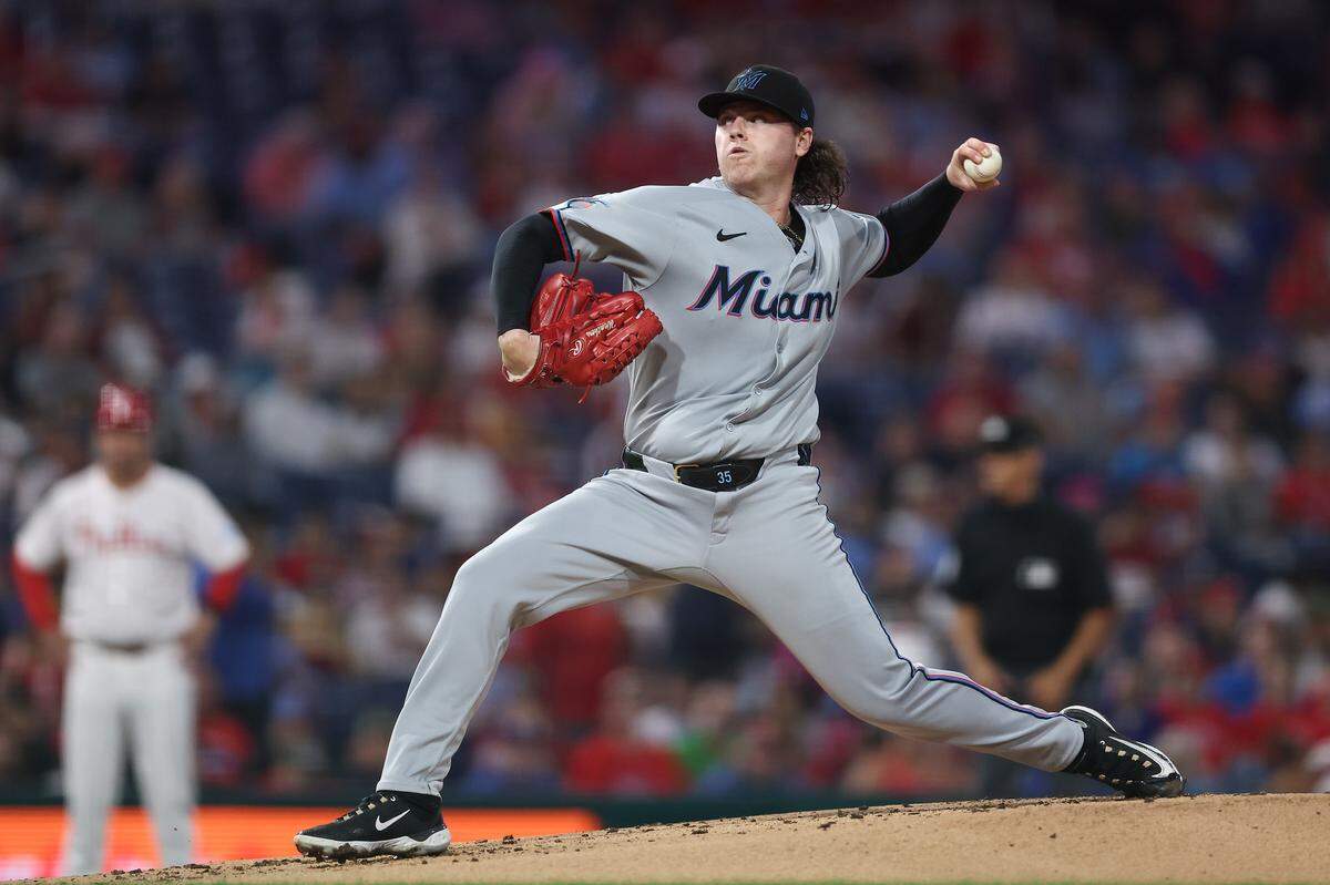 El abridor de los Marlins de Miami Ryan Weathers lanza en el primer inning del partido ante los Filis, celebrado el 24 de septiembre de 2025 en Filadelfia.