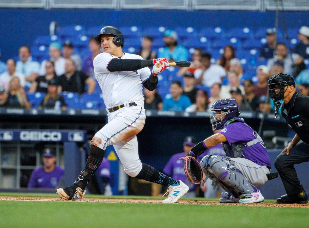 El jardinero de los Marlins Avisail García batea un hit en el tercer inning del partido ante los Rockies de Colorado, celebrado el 22 de junio de 2022 en Miami.