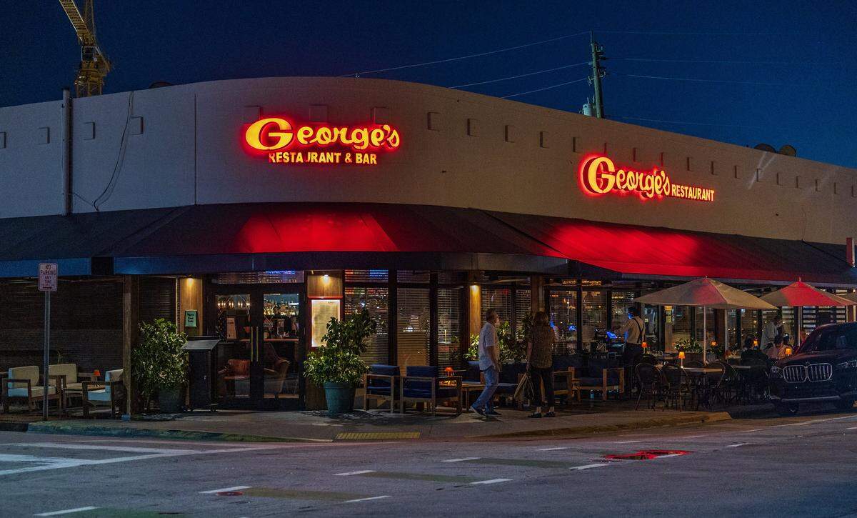 Vista exterior de George’s, restaurante italiano que celebra 25 años en North Beach.