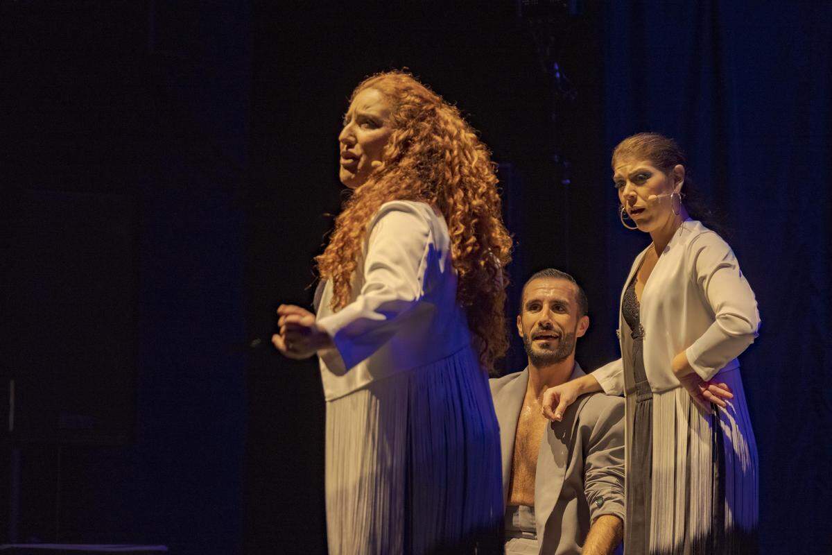 Rafael Ramírez (al fondo), Rosa Linero y Fabiola Santiago (al frente) en “Lo Preciso”, Miami-Dade County Auditorium, 2023. 