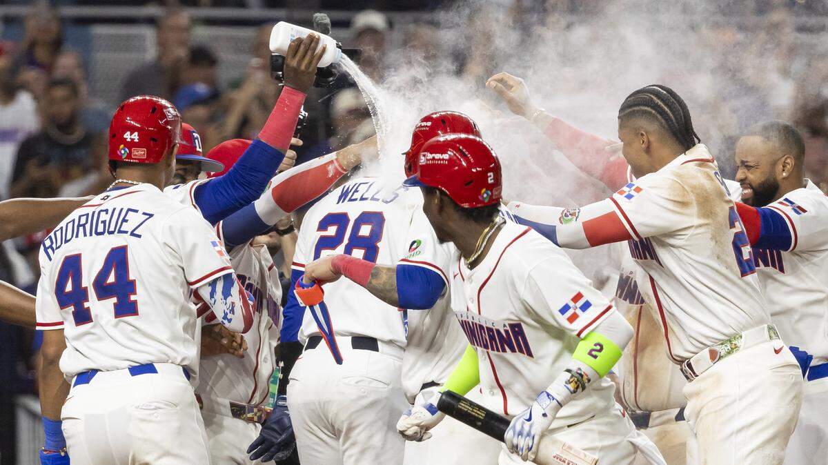 El receptor de República Dominicana Austin Wells (28) celebra  con sus compañeros de equipo tras pegar un jonrón contra Corea del Sur, en el partido de cuartos de final del Clásico Mundial de Béisbol, efectuado el 13 de marzo de 2026 en Miami.