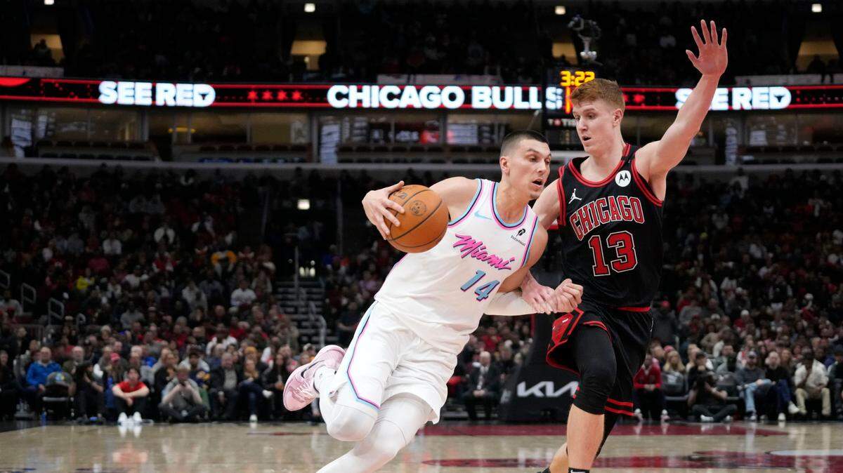 El jugador del Heat de Miami Tyler Herro entra al aro ante la marca de Kevin Huerter, de los Bulls, en el partido de la NBA celebrado el 9 de abril de 2025 en Chicago.