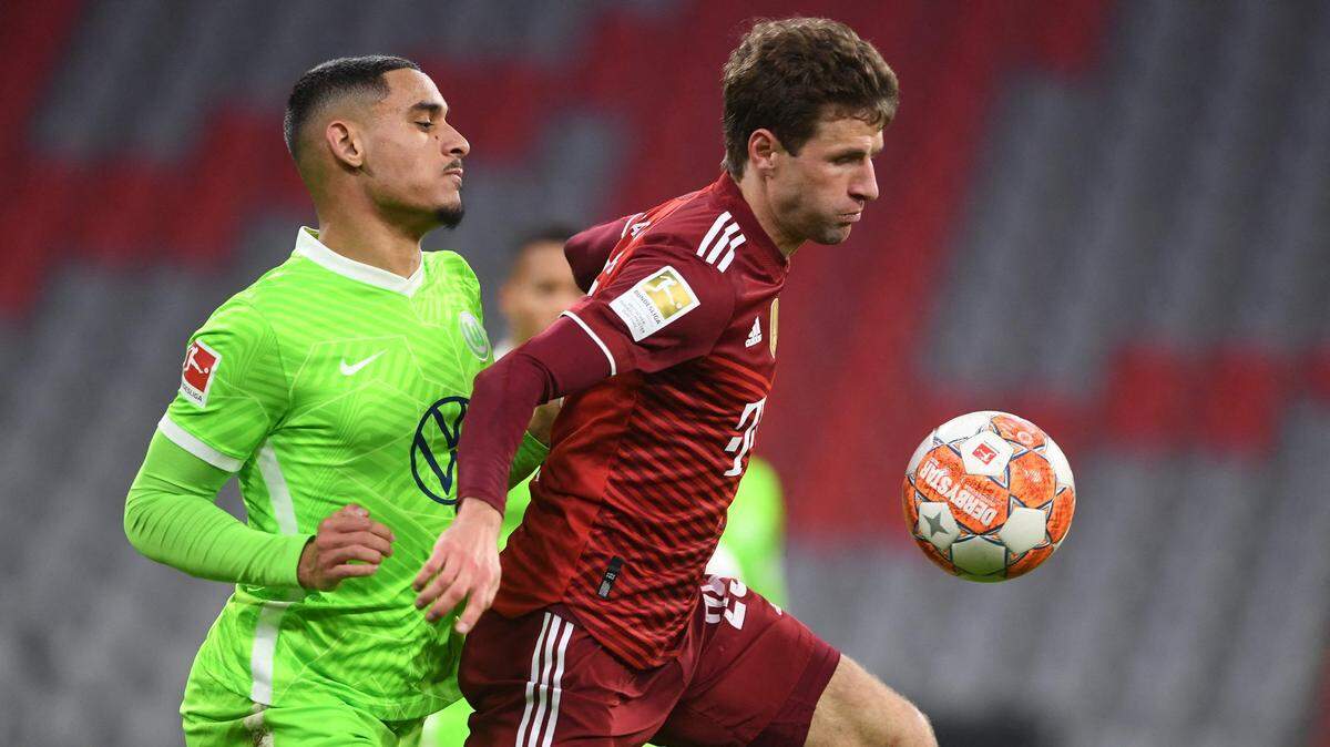 El delantero del Bayern Munich Thomas Muller conduce el balón ante la marca de Maxence Lacroix, de Wolfsburgo, en el partido de la liga alemana celebrado el 17 de diciembre de 2021 en Munich.