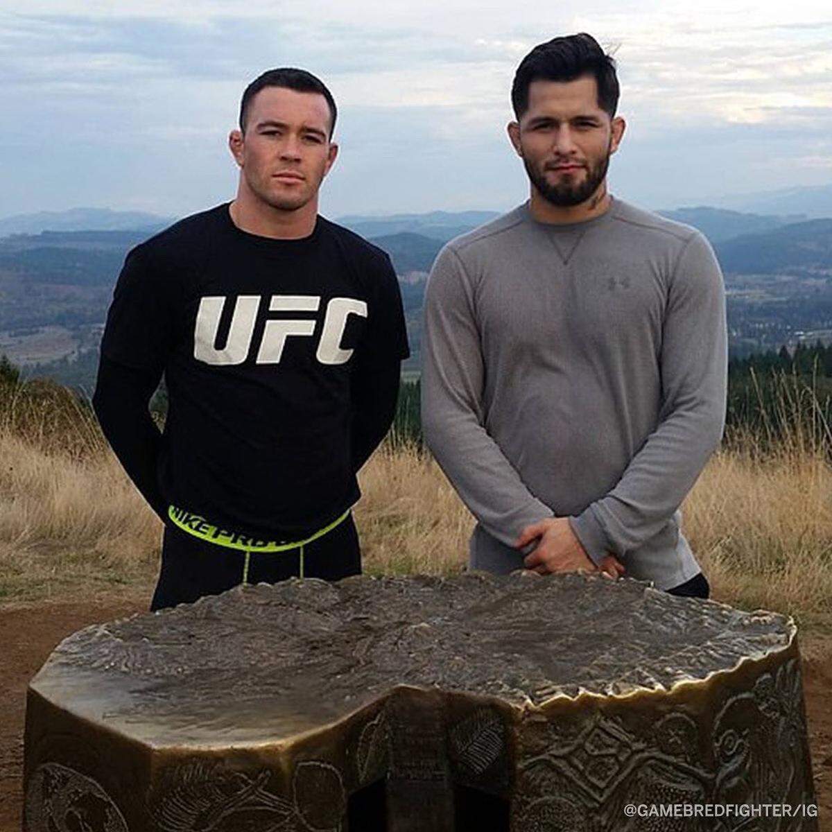 Colby Covington  (izq.) fue el primero en reaccionar. Después de que se revelara que su pelea contra Jorge Masvidal sería en la UFC 272 el 5 de mazo en Las Vegas,&nbsp; “Caos’‘ le envió un mensaje al Gamebred de Miami: “será mejor que aparezcas’‘.