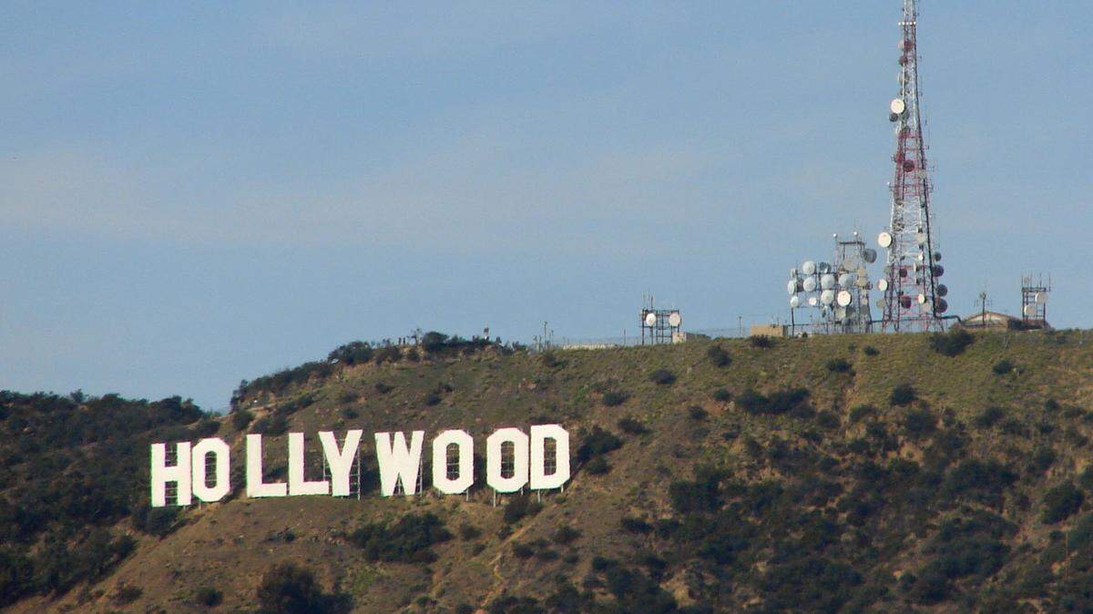 Uno de los lugares más populares es el tour que pasa por las colinas de Hollywood, en Los Angeles, donde se puede ver de cerca el famoso cartel de letras blancas.