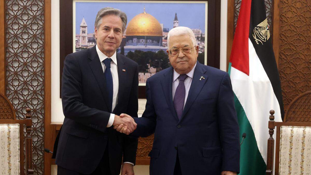 El secretario de Estado de Estados Unidos, Antony Blinken (izq.), se reúne con el presidente de la Autoridad Palestina, Mahmoud Abbas, en Ramallah, Cisjordania, el domingo 5 de noviembre de 2023.