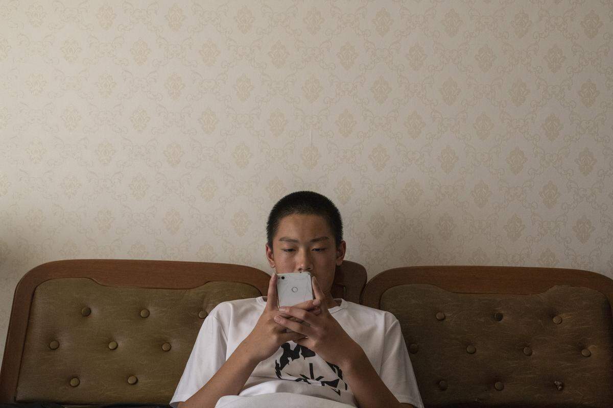 Una generación de chinos está alcanzando la mayoría de edad con un internet que es particularmente distinto del resto de la red. A lo largo de la última década, China ha bloqueado Google, Facebook, Instagram y Twitter, así como miles de sitios web extranjeros, entre ellos The New York Times y la Wikipedia china.