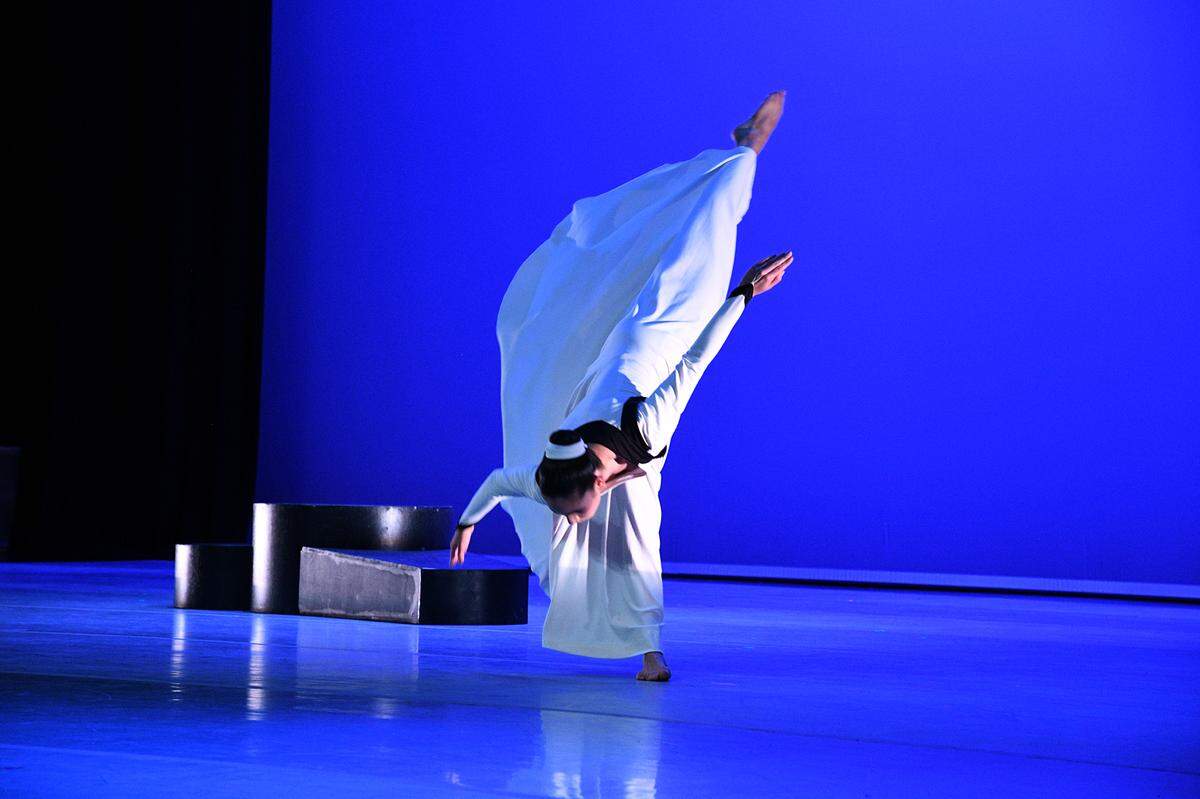  Yanil Pabon, bailarina de Martha Graham, con el New World Dance Ensemble, en “Prelude to Action”, coreografía de Martha Graham. 