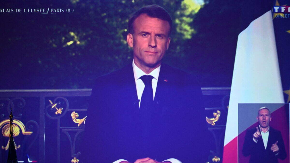 El presidente de Francia, Emmanuel Macron, en esta imagen tomada de la televisión, anuncia la disolución de la Asamblea Nacional y llama a nuevas elecciones parlamentarias, el domingo, en París.
