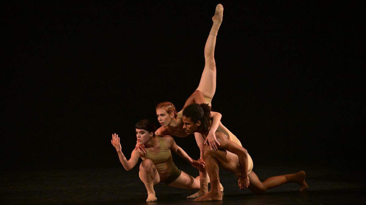 Daniela Cepero, Beatriz García (al centro) y Armando Brydson en “Ser”, coreografía de Beatriz García, presentada por el Cuban Classical Ballet of Miami.