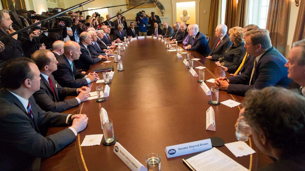 El presidente Donald Trump, a la derecha, y el vicepresidente Mike Pence, (I) durante una reunión bipartidista con miembros del Congreso sobre la reforma fiscal, el 18 de octubre de 2017 en la Casa Blanca en Washington, D.C.