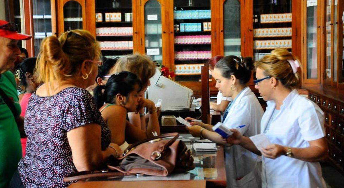 Desde el desabastecimiento de medicamentos a alimentos, la crisis económica en Cuba, en parte por la debacle del régimen de Nicolás Maduro, es palpable en el día día.