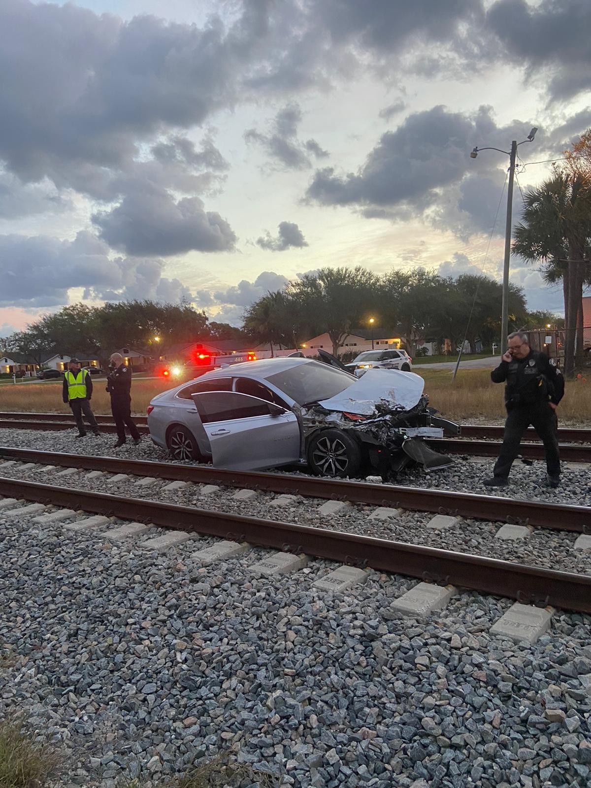 Una mujer y su bebé lograron salir de un automóvil justo antes de que un tren de Brightline chocara con el vehículo en Delray Beach, en el sureste de la Florida, el 15 de febrero de 2022.