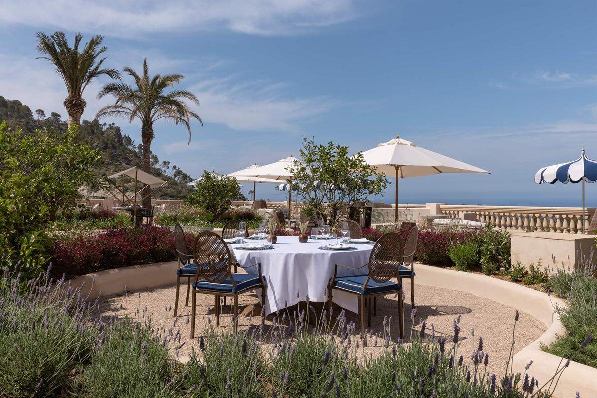 Terraza del restaurante Sa Terrassa da la bienvenida a los huéspedes del hotel y las villas, así como a los visitantes locales que deseen cenar y almorzar.