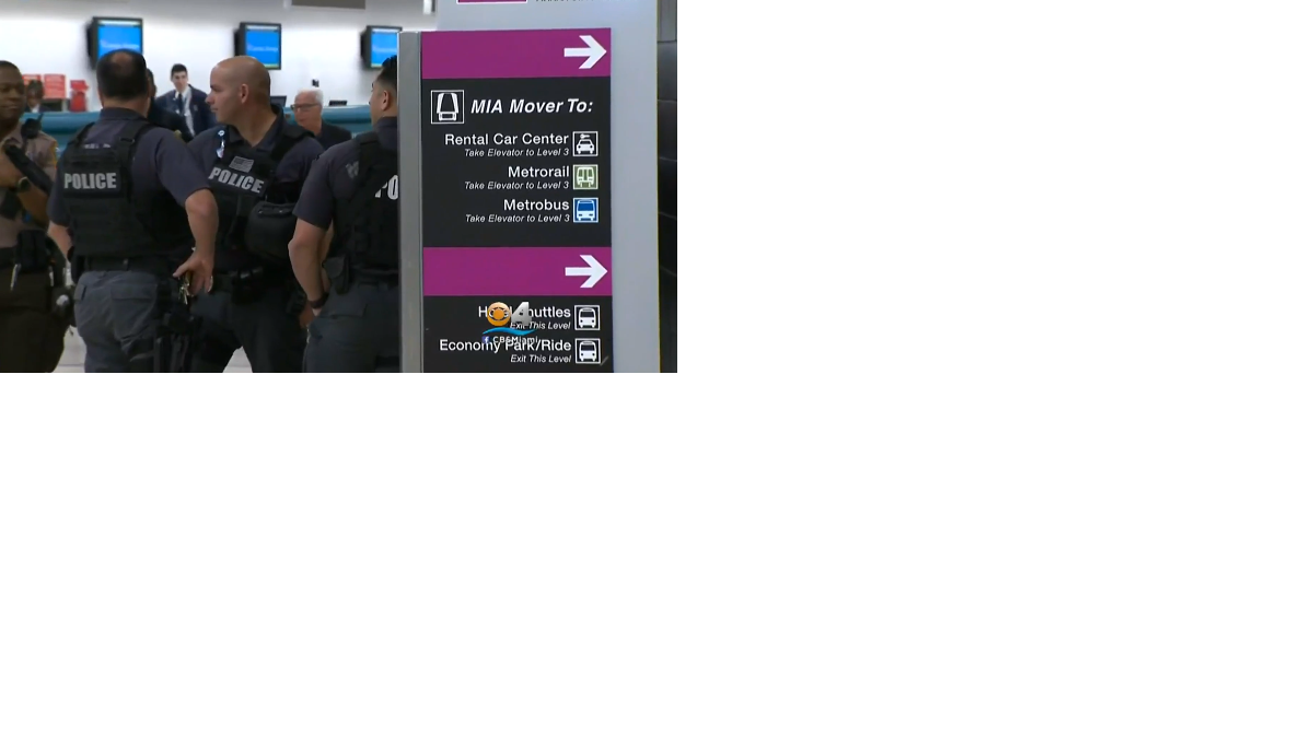 Policías con chalecos antibalas y rifles largos patrullaban el martes por la noche el Aeropuerto Internacional de Miami. 