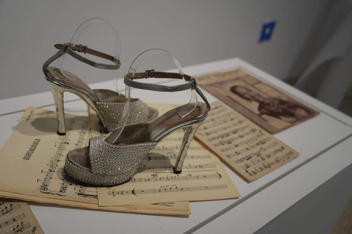 Los tacones que usaba Celia en el escenario fueron hechos a la medida por el diseñador mexicano Nieto. 