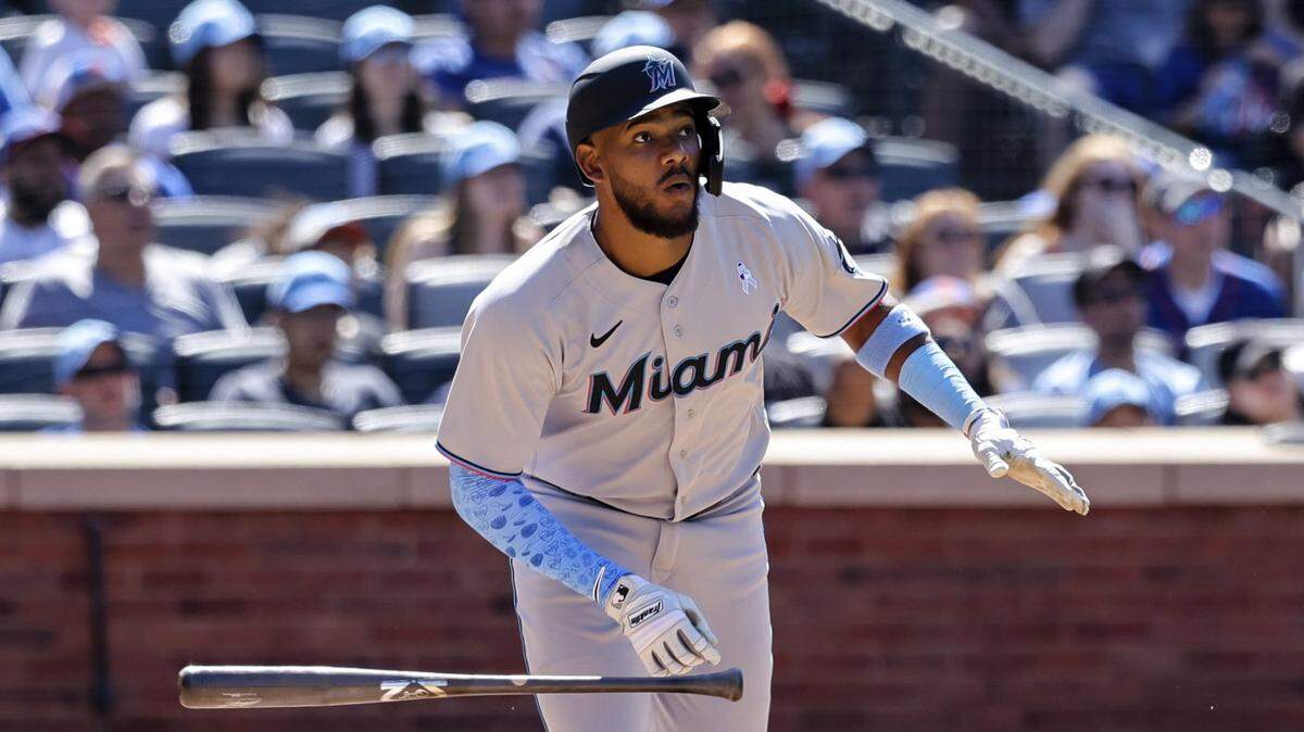El jardinero de los Marlins Jerar Encarnación batea un jonrón con bases llenas en el séptimo inning del partido contra los Mets, celebrado el 19 de junio de 2022 en Nueva York.